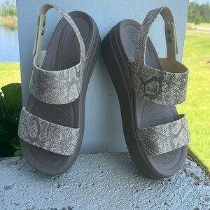 WOMEN'S CROCS BROOKLYN LOW WEDGE SANDALS size 7 almost new only worn twice